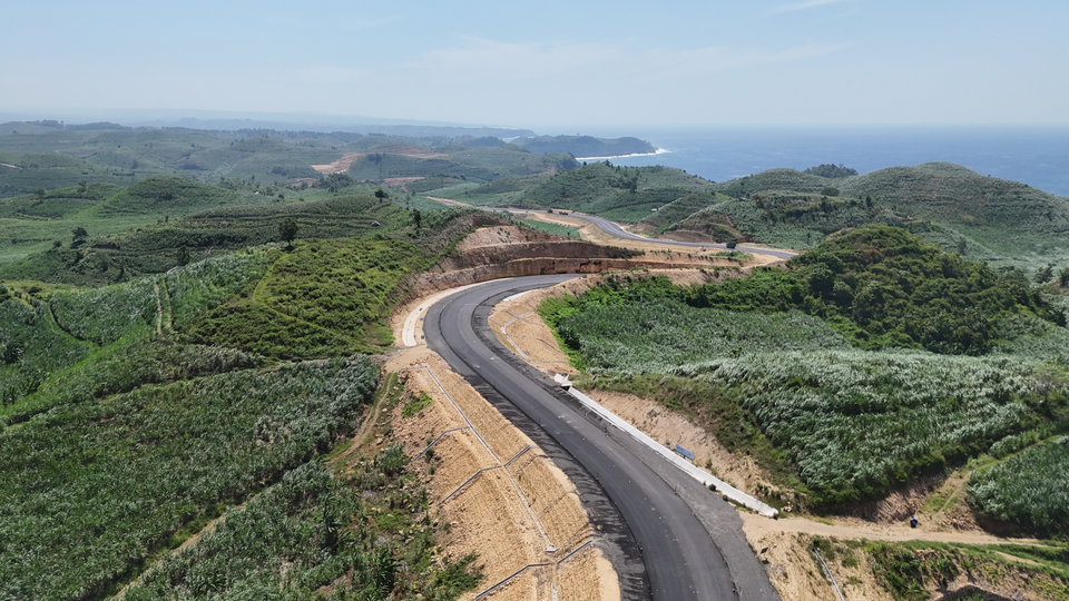 The state-run construction firm PTPP works on the South Cross Road Lot 2: Bululawang - Sidomulyo - Tambakrejo project. (Photo Courtesy of PTPP)
