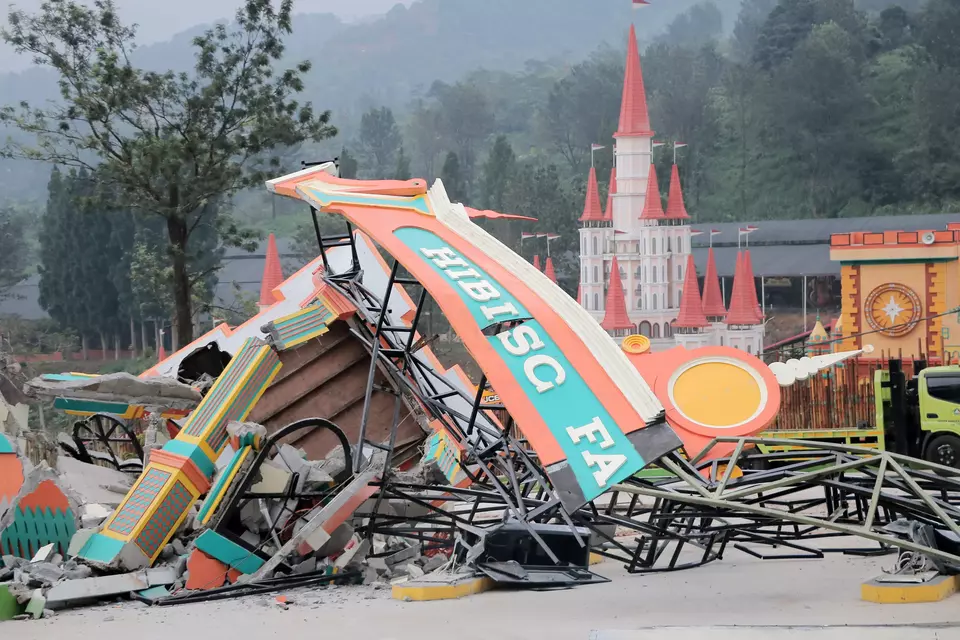 Authorities take down an attraction at Hibisc Fantasy amusement park in Bogor, West Java, for violating the land permit on Thursday, March 6, 2025. (Antara Photo/Lintang)