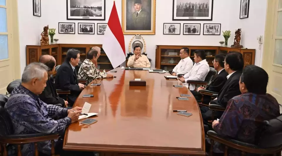President Prabowo Subianto meets Indonesian tycoons at the Presidential Palace in Jakarta on March 6, 2025. The high profile guests include seasoned businessmen Anthony Salim, Sugianto Kusuma, Prajogo Pangestu, Boy Thohir, Franky Widjaja, Tahir, James Riady, and Tomy Winata. (Photo Courtesy of Presidential Press Bureau)