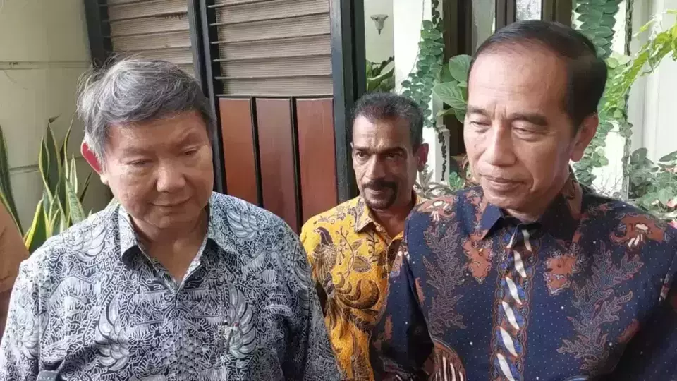 Entrepreneur Hashim Djojohadikusumo, the younger brother of President Prabowo Subianto, meets with the 7th President of Indonesia, Joko Widodo (Jokowi), at Jokowi's residence on Kutai Utara Street No. 1, Sumber Village, Banjarsari District, Solo City, Central Java, on Friday, March 7, 2025. (Beritasatu.com/Wijayanti Putri)
Entrepreneur Hashim Djojohadikusumo, the younger brother of President Prabowo Subianto, meets with the 7th President of Indonesia, Joko Widodo (Jokowi), at Jokowi's residence on Kutai Utara Street No. 1, Sumber Village, Banjarsari District, Solo City, Central Java, on Friday, March 7, 2025. (Beritasatu.com/Wijayanti Putri)