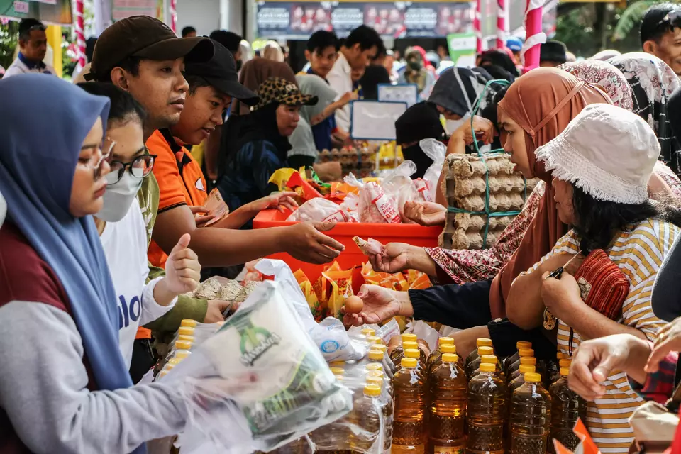 People shop for groceries at a bazaar in Central Kalimantan on March 6, 2025. (Antara Photo/Auliya Rahman)