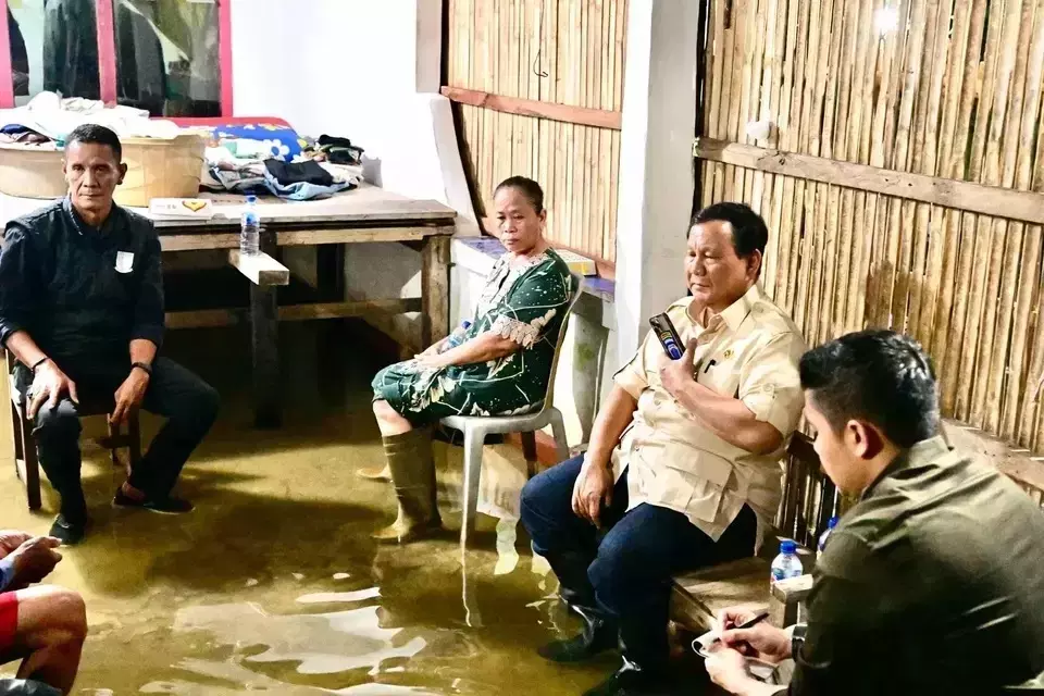 President Prabowo Subianto, second right, talks with residents of flood-affected Babelan District in Bekasi Regency in a premise still inundated by water, Saturday, March 8, 2025. (Photo courtesy of the Presidential Press Bureau)