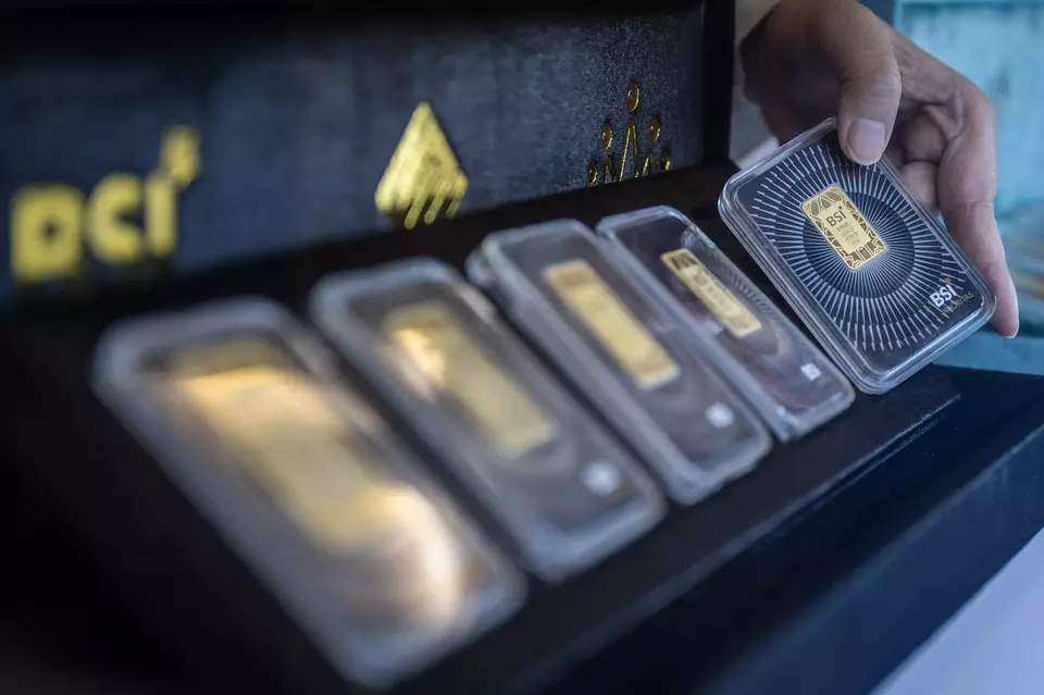 An employee shows its gold product at the BSI building in Jakarta on March 5, 2025. (Antara Photo/Bayu Pratama S)