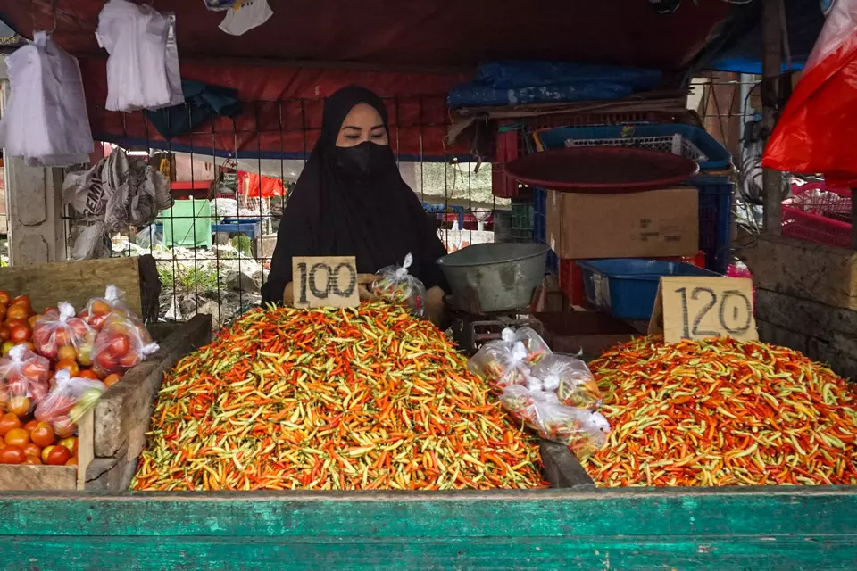 A woman sells red chili peppers in Balikpapan, East Kalimantan, on March 3, 2025. (Antara Photo/Aditya Nugroho)