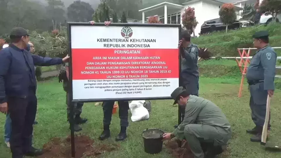 The Forestry Ministry team puts warning notice near villas in the Puncak resort area, Bogor Regency, Sunday, March 9, 2025. (B-Universe Photo/Heru Yustanto)