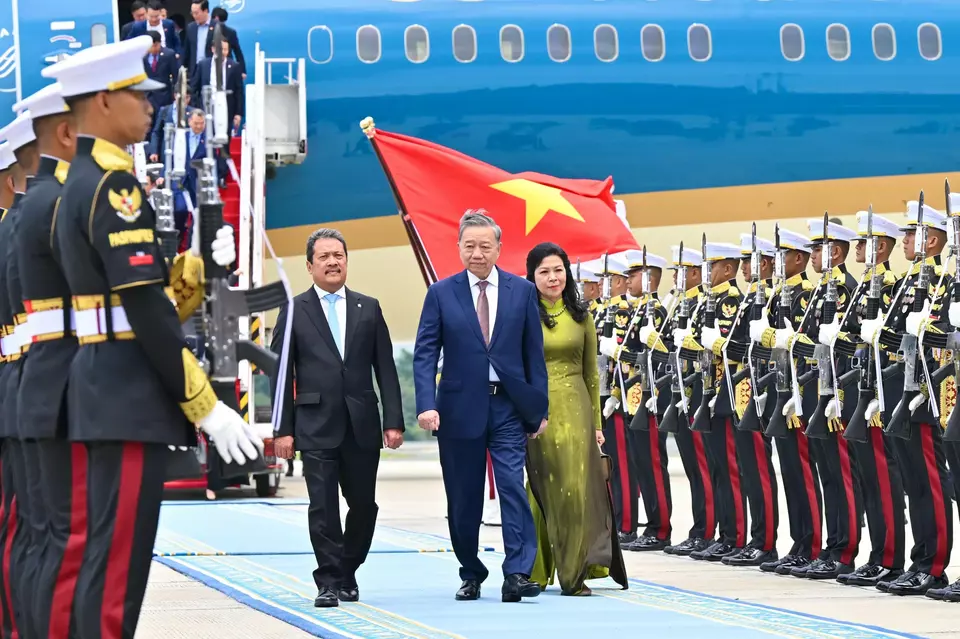 Vietnam's Communist Party head To Lam (center) arrives in Jakarta on March 9, 2025. (Photo Courtesy of Presidential Press Bureau)