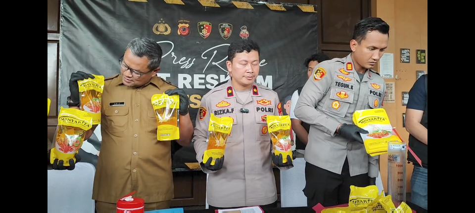 Bogor City Police raid a factory in Kampung Cijujung, Bogor, shutting down an operation producing counterfeit Minyakita, on Monday, March 10, 2025. (Beritasatu.com/Heru Yustanto)