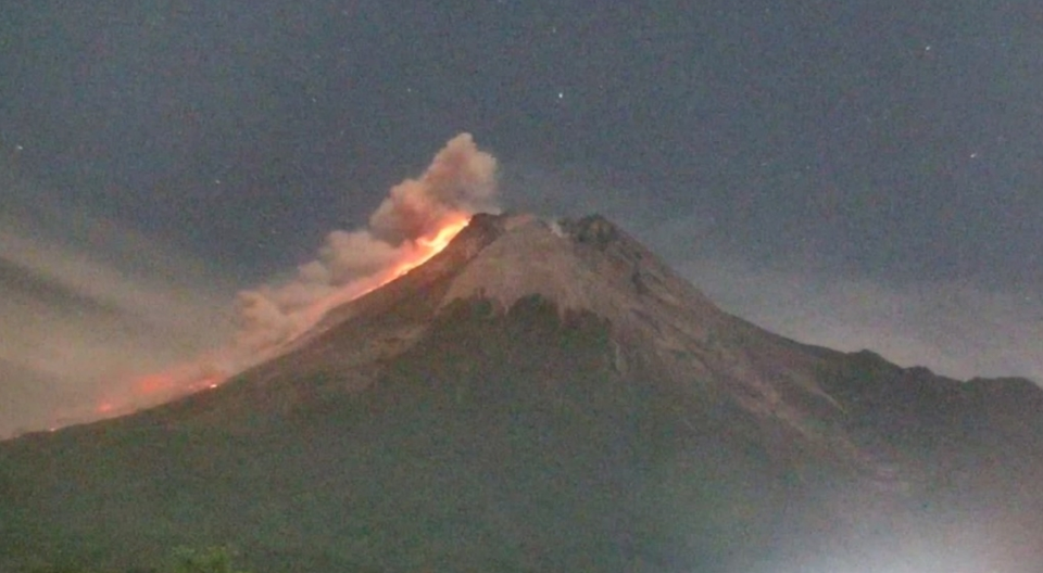 Mount Merapi erupts 15 times in 24 hours, sending lava flows up to 1.8 km southwest on Monday, March 10, 2025. (Beritasatu.com/Chandra Adi Nurwidya)