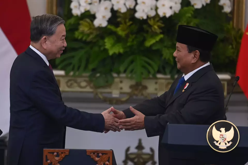 President Prabowo Subianto shakes hands with Vietnam's ruling communist party leader To Lam at the Presidential Palace in Jakarta on March 10, 2025. (Antara Photo/Aditya Pradana Putra)