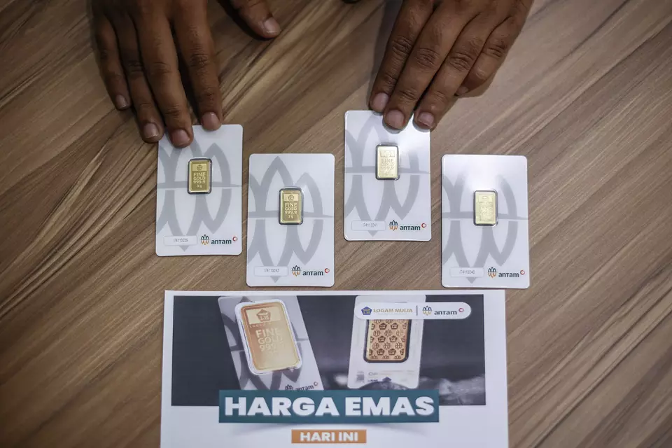 An employee shows Antam gold in Jakarta on Feb. 18, 2025. (Antara Photo/Dhemas Reviyanto)