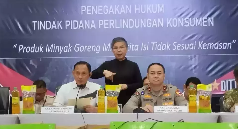 Brigadier General Helfi Assegaf, a director with the National Police's Criminal Investigation Agency, left, speaks in a news conference regarding a raid against fraudulent production of cooking oil brand Minyakita in Jakarta, Tuesday, March 11, 2025. (B-Universe Photo/Stefani Wijaya)