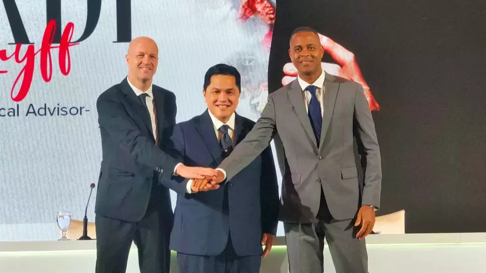 (Left-to Right) Jordi Cruyff, PSSI Chairman Erick Thohir, and Head Coach Patrick Kluivert attend a press conference as PSSI introduces Cruyff as the Indonesian national team's technical advisor at Hotel Mulia Senayan, Jakarta, on Tuesday, March 11, 2025. (Beritasatu.com/Hendro D. Situmorang)