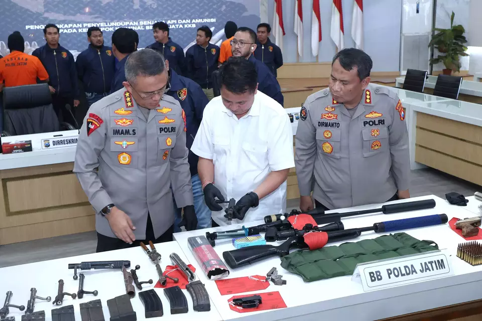 Weapons and ammunition seized by East Java Police in an intercepted smuggling operation to Papua are displayed to the media on Tuesday, March 11, 2025. (Beritasatu.com/Ali Achmad)