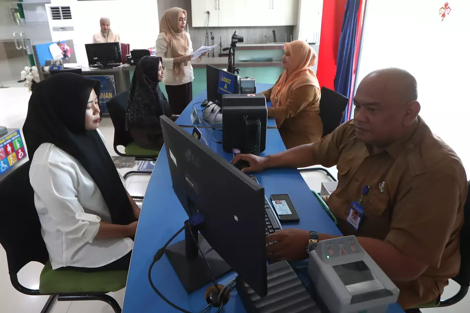 Civil servants help citizens make identity cards in Banda Aceh on March 3, 2025. (Antara Photo/Irwansyah Putra)