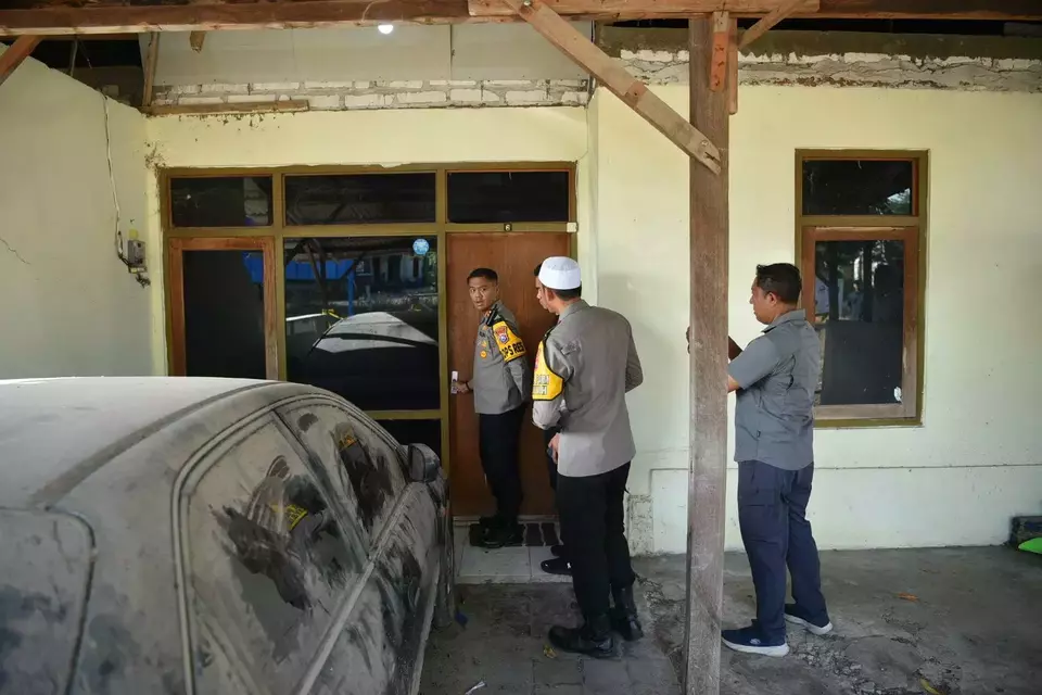 Police conduct a crime scene investigation at the site where human skeletons are found in the Ujungpangkah Police dormitory, Gresik, on Friday, March 14, 2025. (Beritasatu.com/Ahmad Rifqi Badruzzaman)