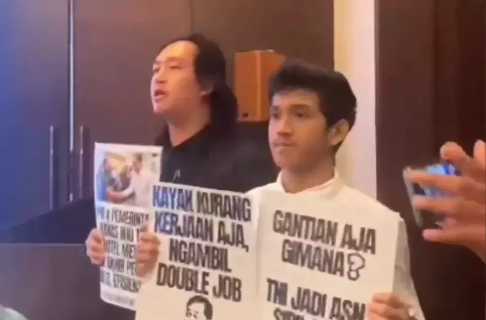 Activists force their way into a hotel room in Jakarta to protest a meeting between government officials and lawmakers discussing the amendment of the military law, Saturday, March 15, 2025. (B-Universe Photo/Hidayat Azriel)