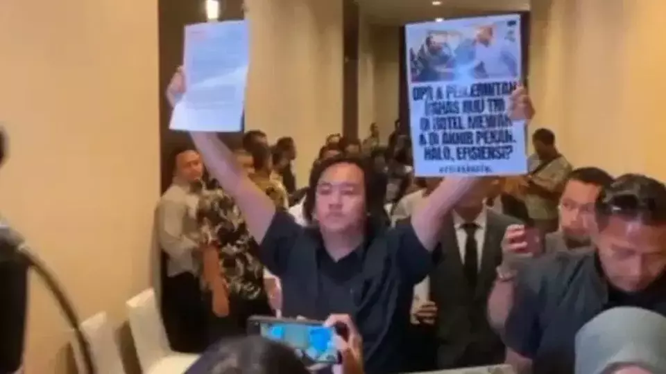 Protesters Storm Hotel Meeting on Military Law Amendment