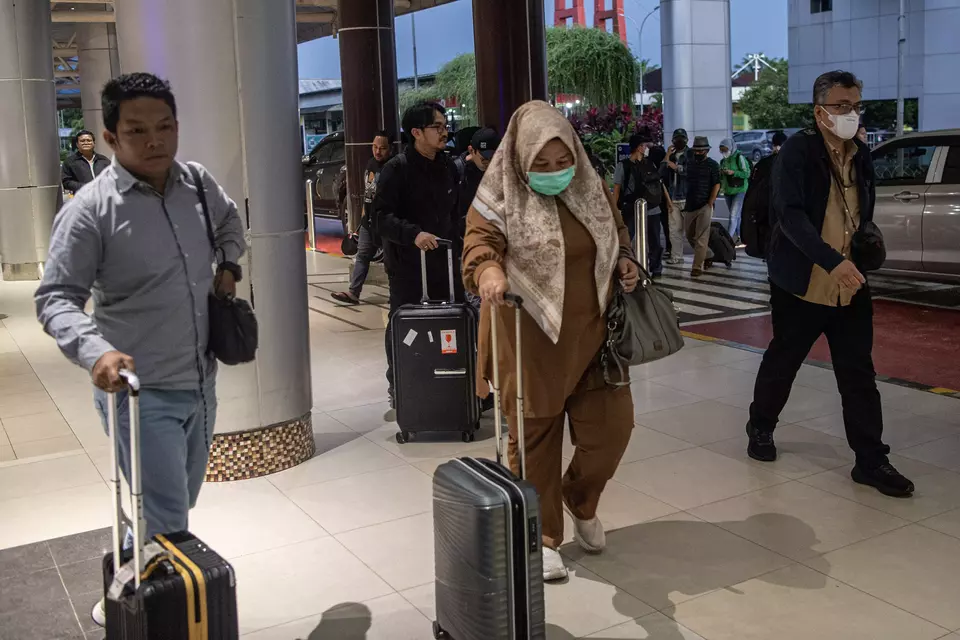 Three councilors of Ogan Komering Ulu Regency arrive at Sultan Mahmud Baddarudin Airport in Palembang after their arrests by the Corruption Eradication Commission (KPK), Saturday, March 15, 2025. (Antara Photo/Nova Wahyudi)