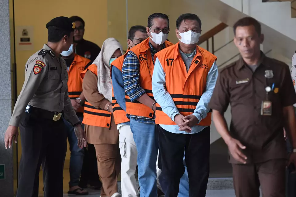 Six suspects in an alleged corruption scandal in Ogan Komering Ulu Regency, South Sumatra, are escorted at the Corruption Eradication Commission (KPK) headquarters in Jakarta on Sunday, March 16, 2025. (Antara Photo/Akbar Nugroho Gumay)