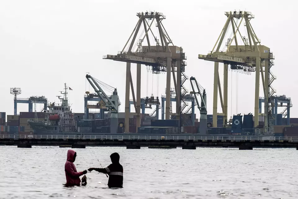 Fishermen fish near the Tanjung Emas container port in Semarang on March 7, 2025. (Antara Photo/Aprillio Akbar)