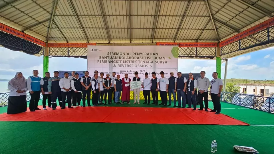 As many as 23 government-run businesses, including the state-run construction firm PTPP, team up to set up a solar power plant and reverse osmosis system at the Darussalam Al Gontory Islamic Boarding School in Batam. (Photo Courtesy of PTPP)