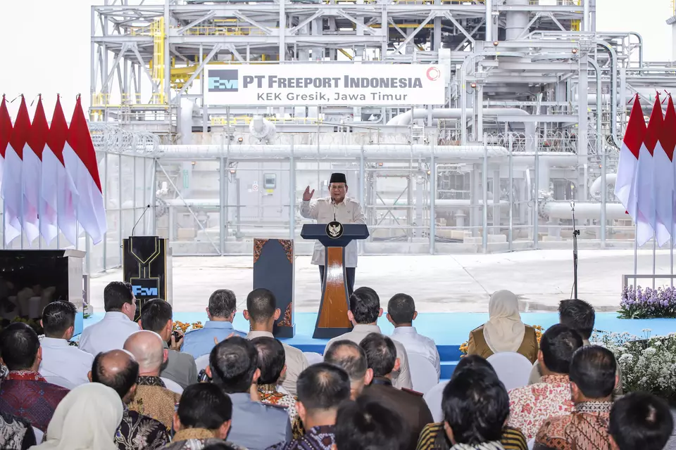 President Prabowo Subianto inaugurates the precious metal refinery belonging to Freeport Indonesia at the special economic zone in Gresik, East Java, Monday, March 17, 2025. (Antara Photo/Rizal Hanafi)