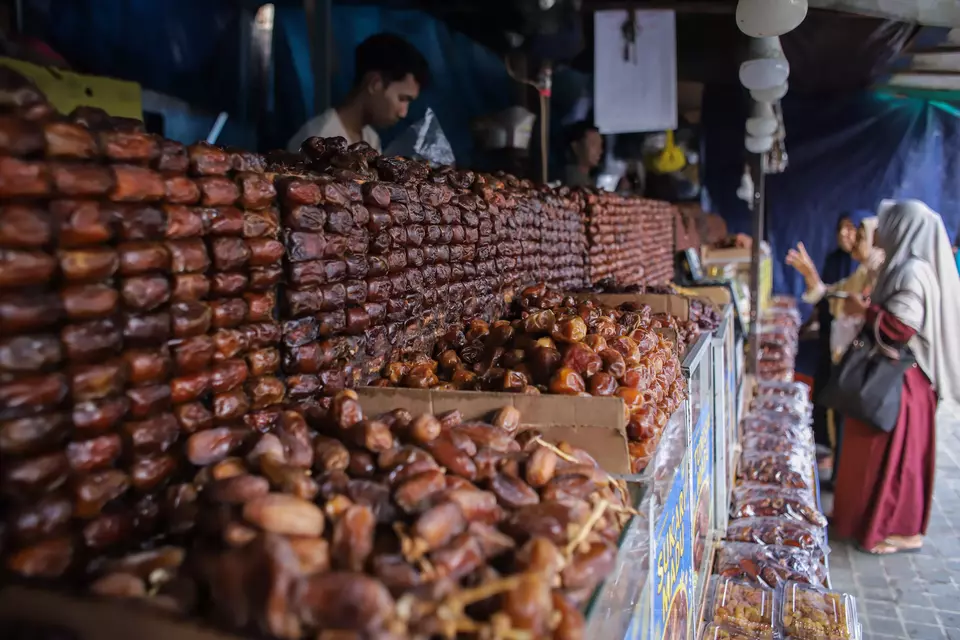 People shop for dates at Ampel Mosque in Surabaya on March 6, 2025. (Antara Photo/Rizal Hanafi)