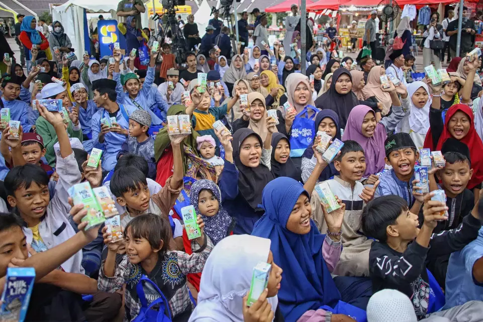 MilkLife enlivens BTV Semesta Ramadan with 100 orphans at At-Tin Great Mosque in Taman Mini Indonesia Indah on March 14, 2025. (B Universe Photo/Joanito de Saojao)