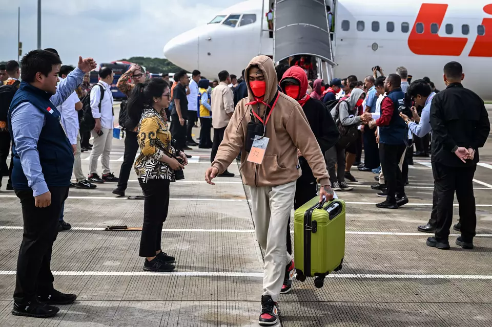 Hundreds of Indonesian citizens arrive at Soekarno Hatta International Airport in Tangerang, Banten, on Tuesday, March 18, 2025, after being rescued from online scam syndicates in Myawaddy, Myanmar. (Antara Photo/Bayu Pratama)