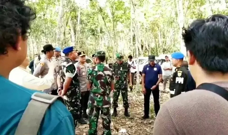 Police and military officers visit a village in Way Kanan Regency, Lampung, Tuesday, March 18, 2025, a day after three policemen were fatally shot at the scene when raiding a cockfighting game. (B-Universe Photo/Triyono)