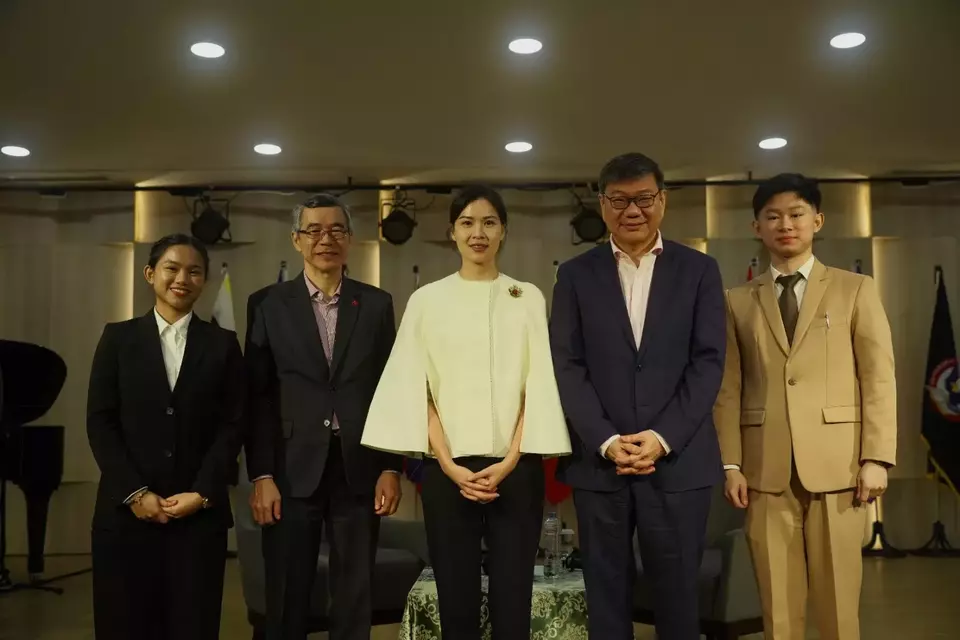 (From left to right) Rio Ashley Jeanelle Morada, Institutional Lead YMAC 2025 (SP), Soh Wai Wah, Principal dan CEO Singapore Polytechnic, Dr. Stephanie Riady, B. A., M. Ed., President of UPH, H. E. Kwok Fook Seng, Singapore Ambassador to Indonesia,
Keane Jonathan Chong, Institutional Lead YMAC 2025 (UPH). (Photo Courtesy of UPH)