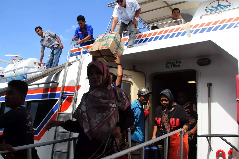 Eid holidaymakers from Batam Island arrive at a port in Riau on March 18, 2025. (Antara Photo/Aswaddy Hamid)