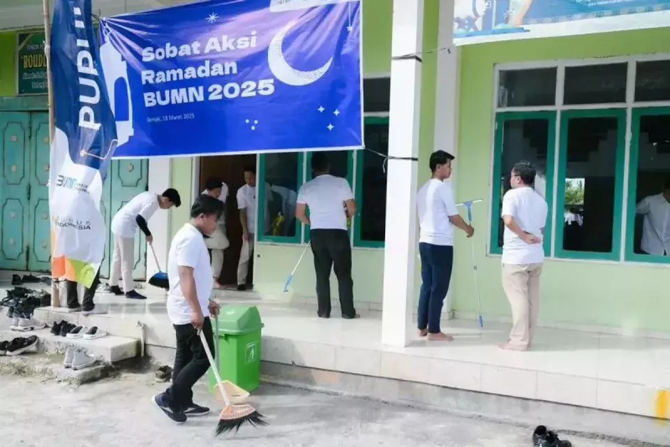Pupuk Indonesia holds a spring-clean campaign at the Roudlotul Muta'allimin Islamic boarding school in Demak, Central Java, on March 19, 2025. (Photo Courtesy of Pupuk Indonesia)