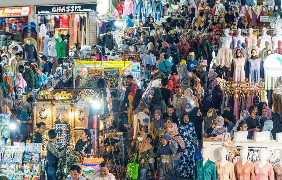 Shoppers crowd Tanah Abang Market Block A in Central Jakarta on Friday, Feb. 28, 2025. The market is packed with visitors ahead of the fasting month of Ramadan, with many mothers bringing their children along. The busiest areas are Blocks A and B, where shoppers stock up on goods early to focus on selling during Ramadan. (Berita Satu Photo/Joanito De Saojoao).