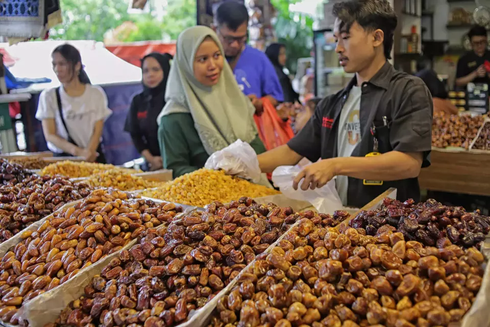 Frugal Ramadan Spending Puts Pressure on Indonesia's Economy