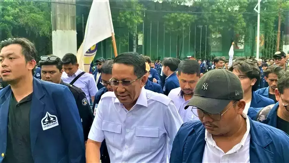 Justice Minister Supratman Andi Agtas, center, is escorted by Trisakti University students during a rally against the amendment of the military law at the legislature compound in Jakarta, Wednesday, March 19, 2025. (B-Universe Photo/Yustinus Paat)