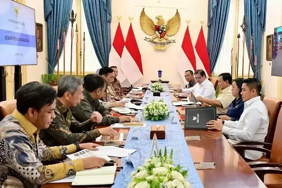 President Prabowo Subianto leads an economic meeting with cabinet members and the National Economic Council (DEN) at the State Palace in Jakarta, Wednesday, March 20, 2025. (Photo courtesy of the Presidential Press Bureau)