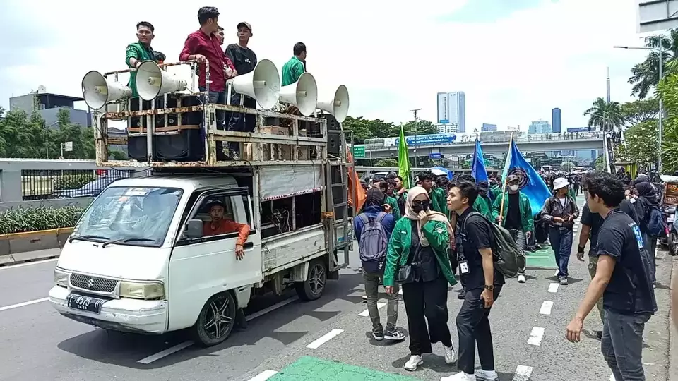 Hundreds of students protest at Pancasila Gate, demanding the repeal of the newly passed Indonesian Military (TNI) Law, on Thursday, March 20, 2025. (Beritasatu.com/Giffar Rivana Mulyawan)