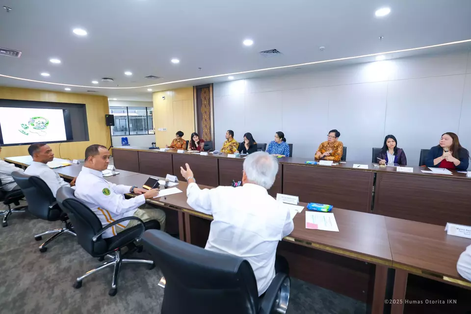 The Head of the Nusantara Capital Authority, Basuki Hadimuljono, explains investment opportunities to the Thai Ambassador to Indonesia, Prapan Disyatat, at his office in Nusantara, East Kalimantan, on March 20, 2025. (Photo courtesy of Nusantara Authority)