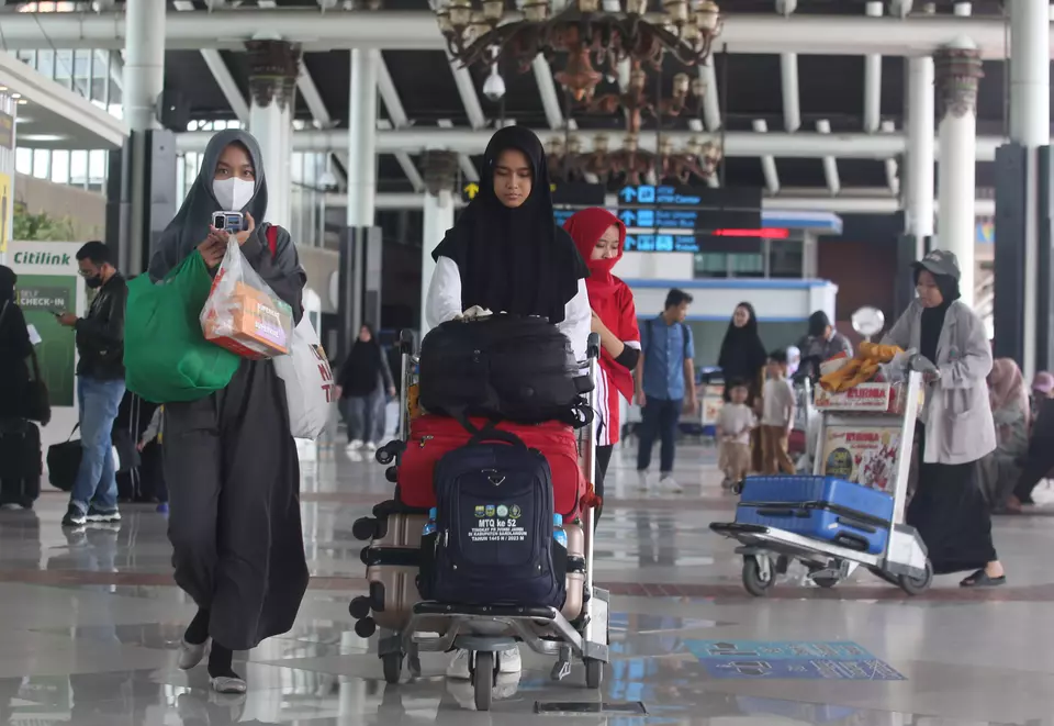 Air travelers arrive in Soekarno-Hatta Airport in Tangerang on March 20, 2025. (Antara Photo/Muhammad Iqbal)