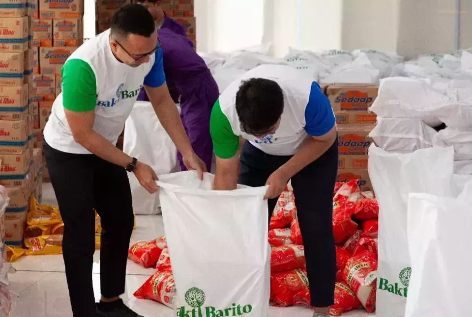 Bakti Barito Foundation employees help fill out each food package (sembako). (Photo Courtesy of Bakti Barito Foundation)