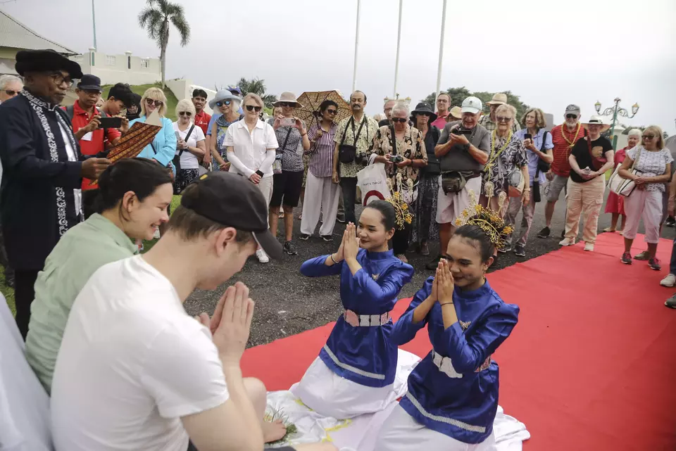 International travelers get welcomed by the Joko Kaha tradition when visiting the Ternate Sultanate Palace in North Maluku on March 6, 2025. (Antara Photo/Andri Saputra)