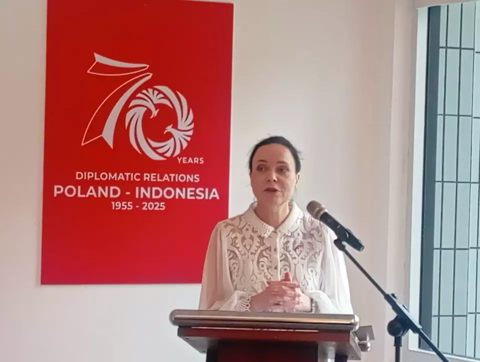 Polish Ambassador to Indonesia Barbara Szymanowska launches the winning logo from the logo design competition in Jakarta on March 20, 2025. (JG Photo/Jayanty Nada Shofa)