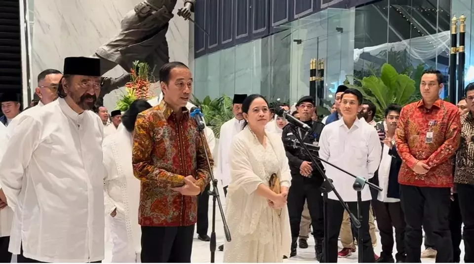 Former President Joko Widodo (center), Nasdem Chairman Surya Paloh (left), and PDI-P senior politician Puan Maharani (right) attend a fast-breaking event at Nasdem Tower, Jakarta, on Friday, March 21, 2025. (Beritasatu.com/Yustinus Paat)