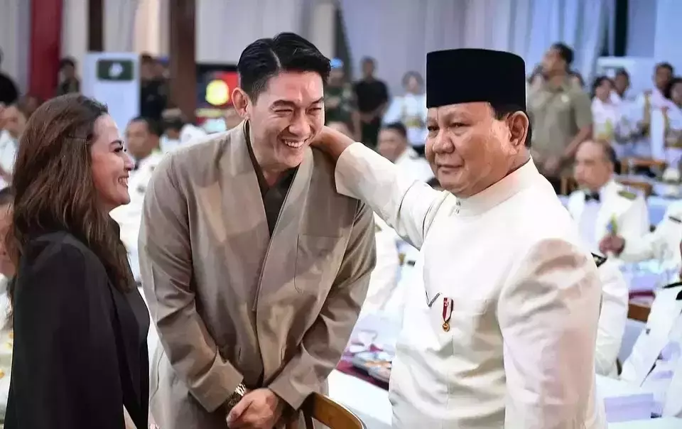 Musician Riefian Fajarsyah, center, posts the undated photo of his meeting with President Prabowo Subianto on his Instagram account.