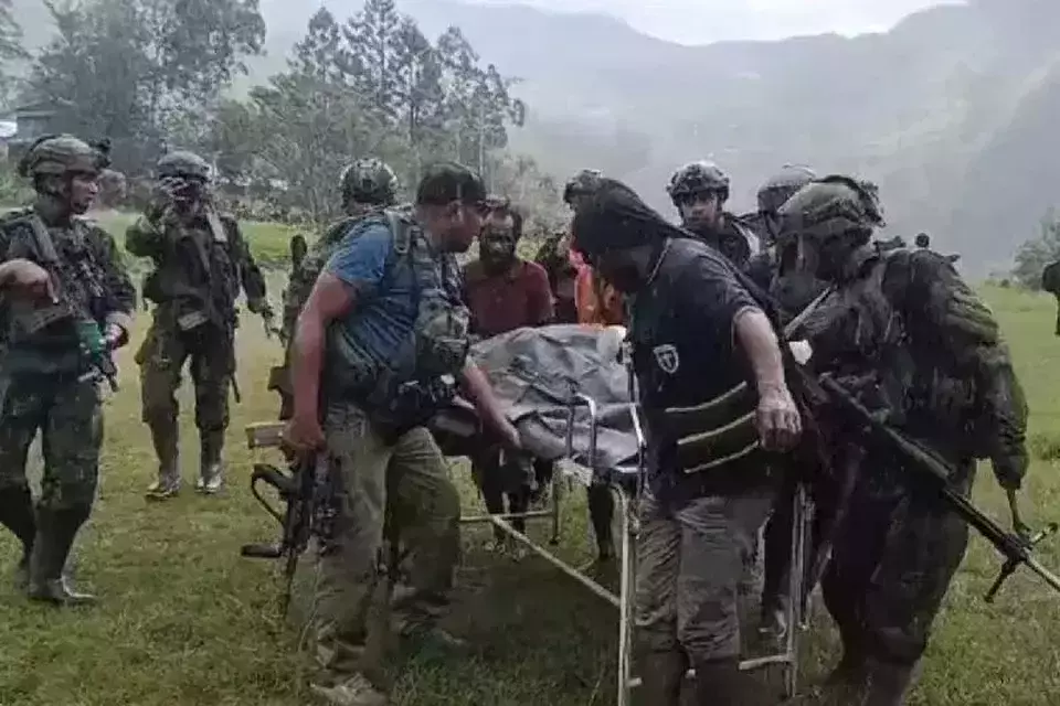 Security personnel evacuates a victim of an attack by an armed group in Anggruk district, Yahukimo Regency, Papua, on Sunday, March 23, 2205. (Antara Photo)
