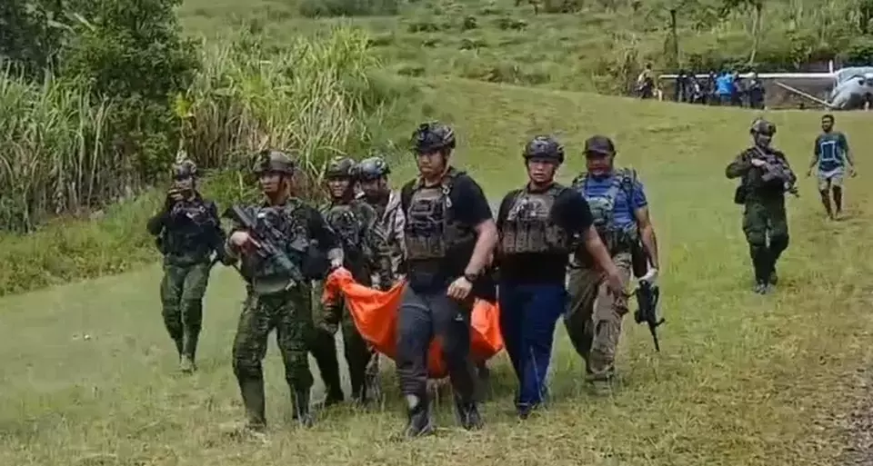 Security personnel evacuates a victim of an attack by an armed group in Anggruk district, Yahukimo Regency, Papua, on Sunday, March 23, 2205. (Photo courtesy of the Indonesian Military)