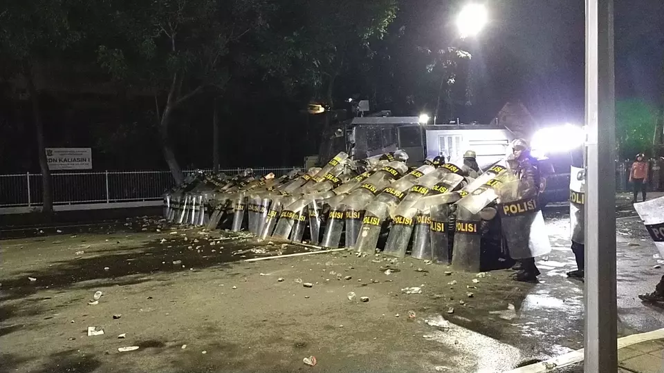 Police form a barricade to block demonstrators outside the Grahadi State Building, Surabaya, East Java, Monday, March 24, 2025. (Beritasatu.com/Achmad Ali)