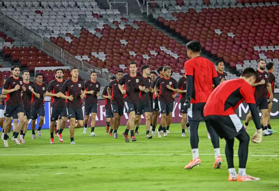 Indonesian national football team players practice for the upcoming match against Bahrain at the Gelora Bung Karno Stadium in Jakarta on March 24, 2025. (B1 Photo/Joanito de Saojao)