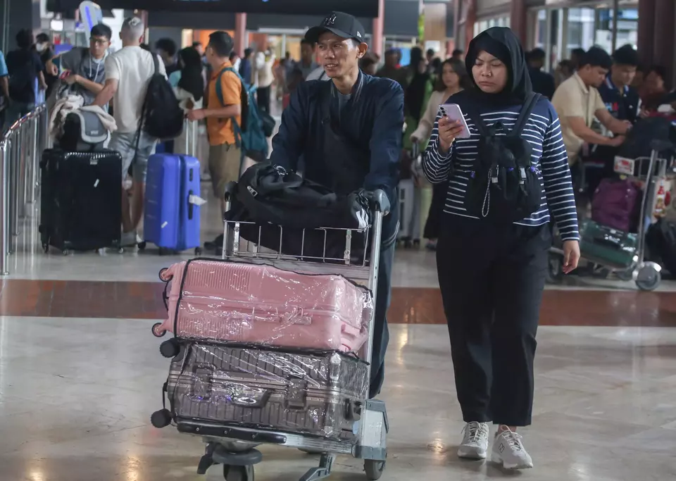 Holidaymakers arrive in Soekarno-Hatta International Airport in Tangerang on March 24, 2025. (Antara Photo/Muhammad Iqbal)